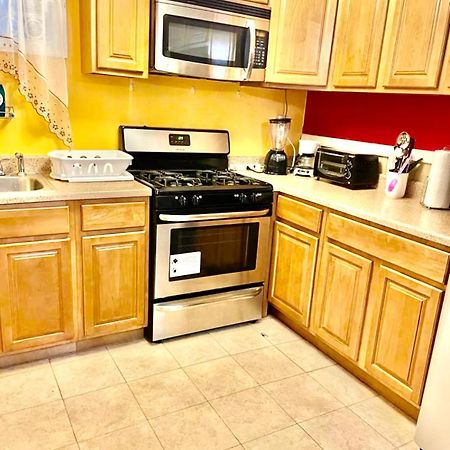 Large 3-Bedrooms/2-Bath Apt, One Block To Train Нью-Йорк Экстерьер фото