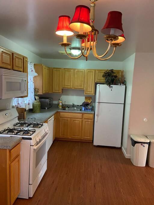 Large 3-Bedrooms/2-Bath Apt, One Block To Train Нью-Йорк Экстерьер фото