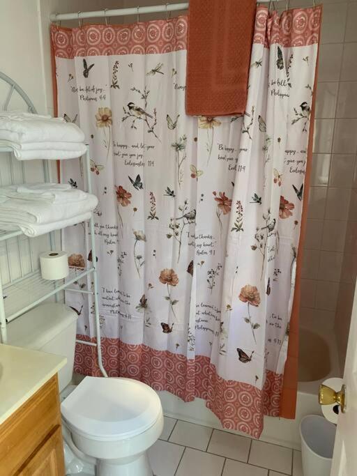 Large 3-Bedrooms/2-Bath Apt, One Block To Train Нью-Йорк Экстерьер фото