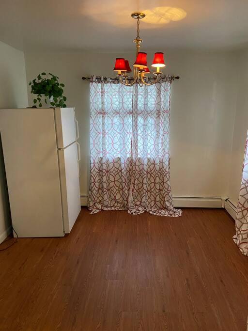 Large 3-Bedrooms/2-Bath Apt, One Block To Train Нью-Йорк Экстерьер фото