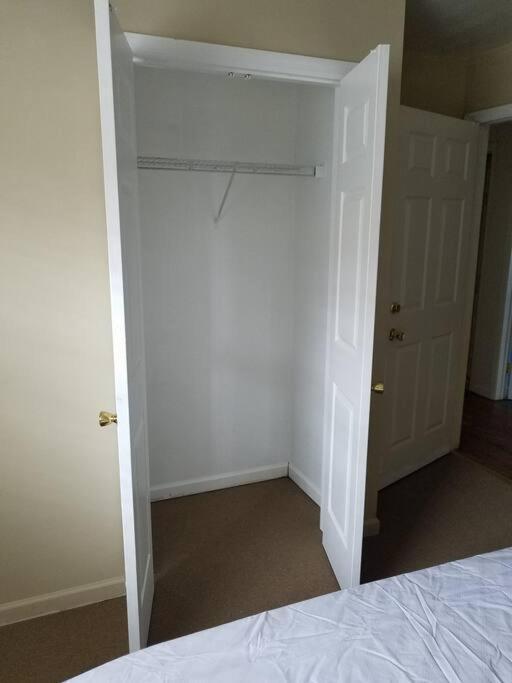 Large 3-Bedrooms/2-Bath Apt, One Block To Train Нью-Йорк Экстерьер фото