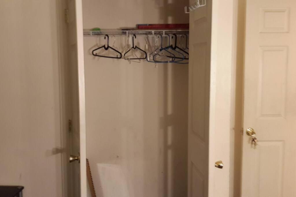 Large 3-Bedrooms/2-Bath Apt, One Block To Train Нью-Йорк Экстерьер фото