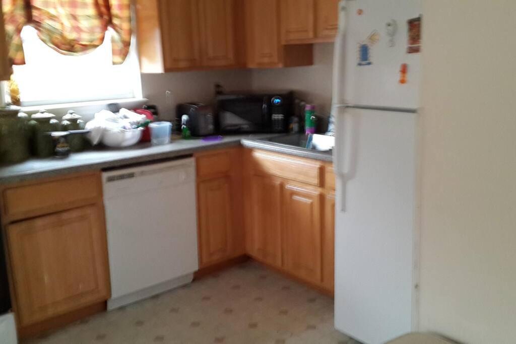 Large 3-Bedrooms/2-Bath Apt, One Block To Train Нью-Йорк Экстерьер фото