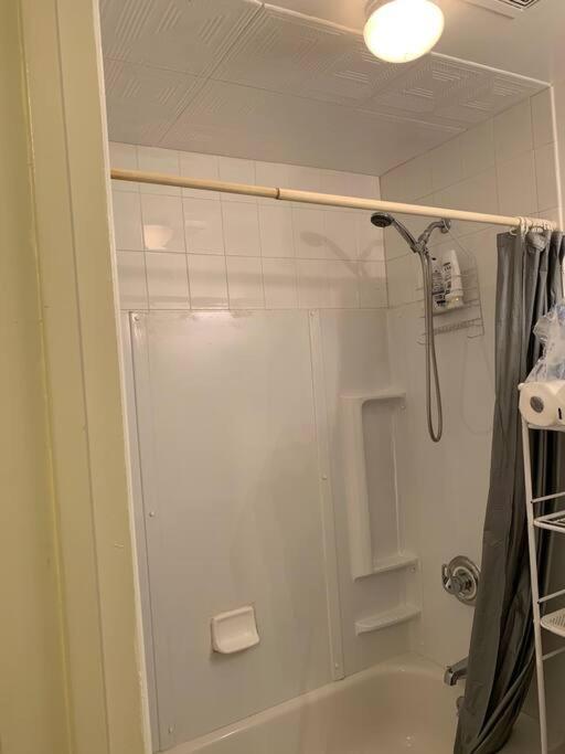 Large 3-Bedrooms/2-Bath Apt, One Block To Train Нью-Йорк Экстерьер фото