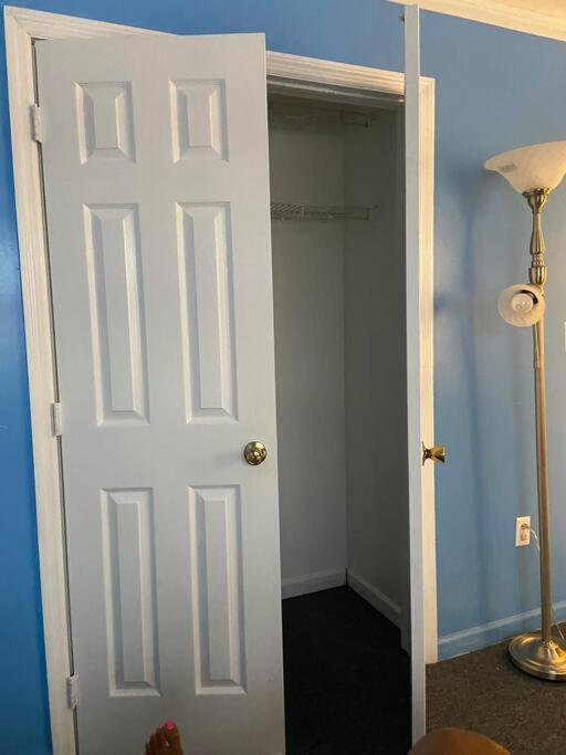 Large 3-Bedrooms/2-Bath Apt, One Block To Train Нью-Йорк Экстерьер фото