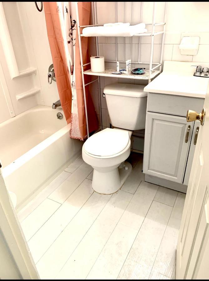 Large 3-Bedrooms/2-Bath Apt, One Block To Train Нью-Йорк Экстерьер фото