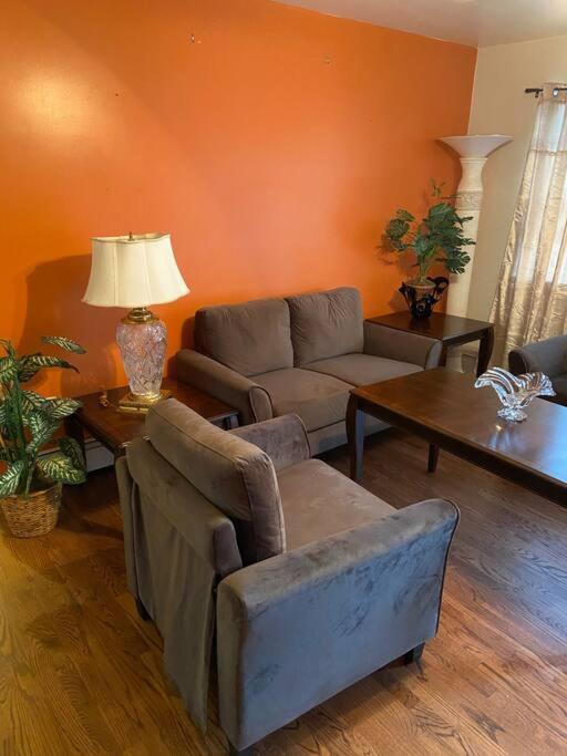 Large 3-Bedrooms/2-Bath Apt, One Block To Train Нью-Йорк Экстерьер фото