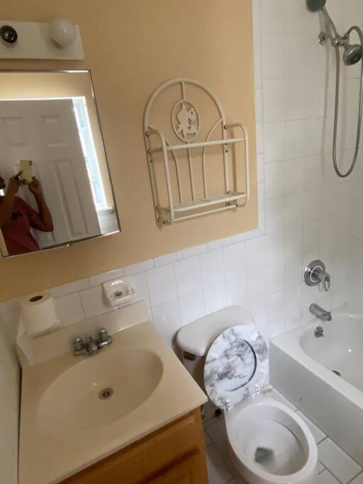 Large 3-Bedrooms/2-Bath Apt, One Block To Train Нью-Йорк Экстерьер фото