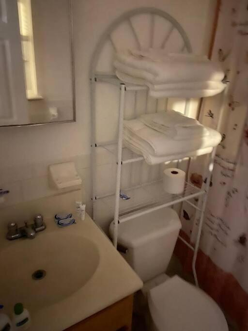 Large 3-Bedrooms/2-Bath Apt, One Block To Train Нью-Йорк Экстерьер фото