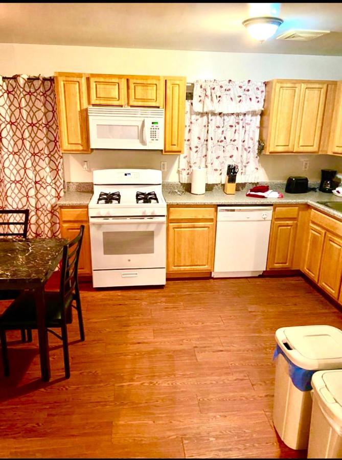 Large 3-Bedrooms/2-Bath Apt, One Block To Train Нью-Йорк Экстерьер фото