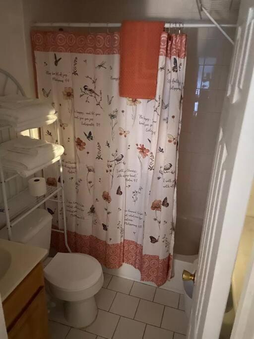 Large 3-Bedrooms/2-Bath Apt, One Block To Train Нью-Йорк Экстерьер фото