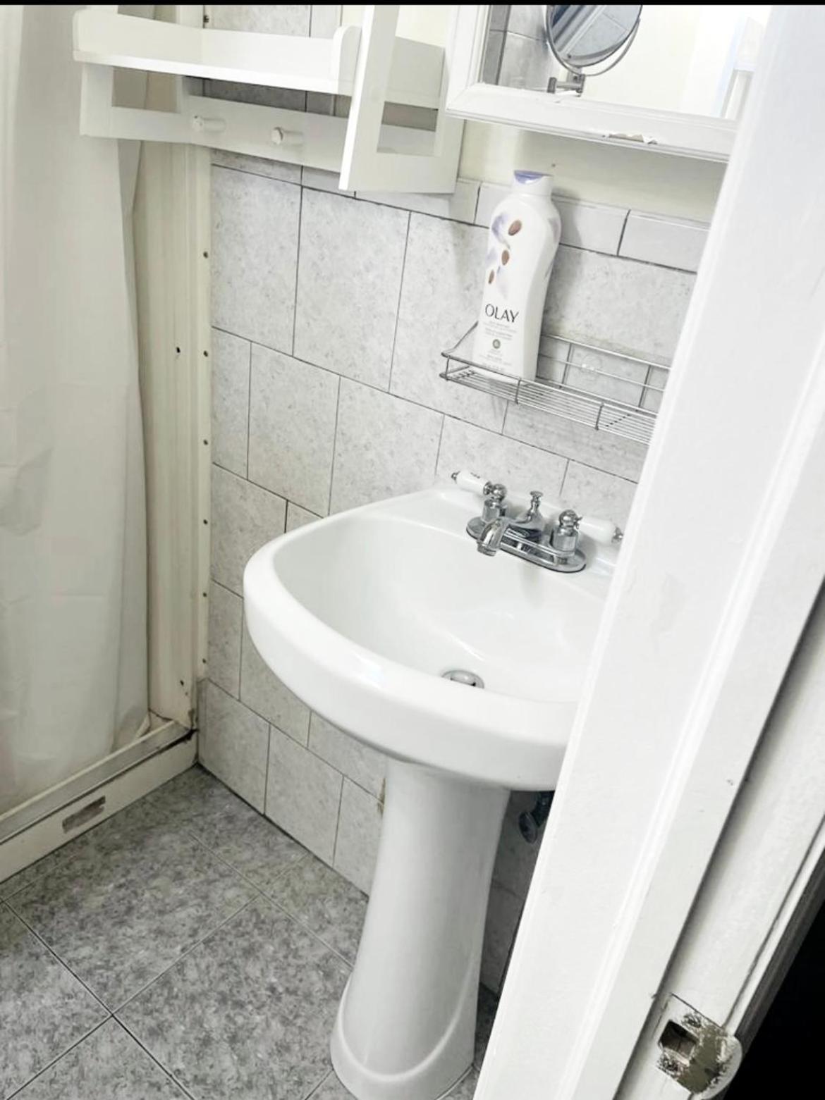 Large 3-Bedrooms/2-Bath Apt, One Block To Train Нью-Йорк Экстерьер фото