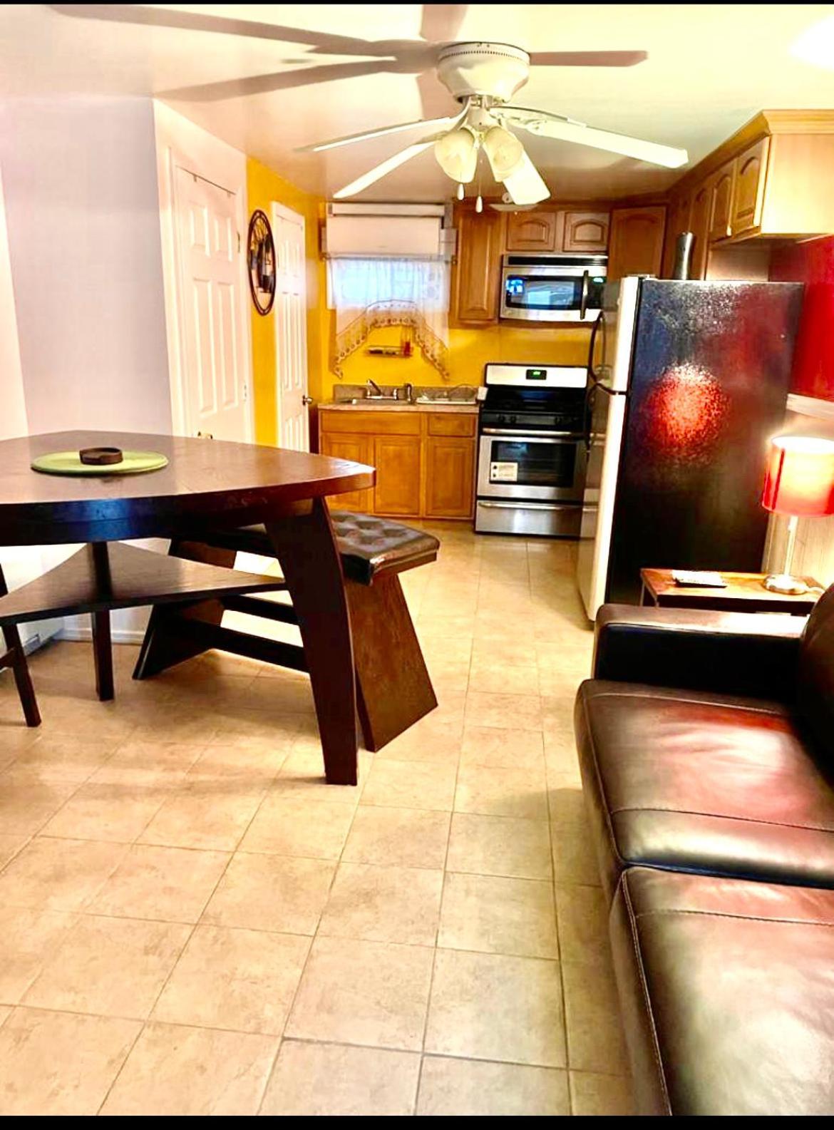 Large 3-Bedrooms/2-Bath Apt, One Block To Train Нью-Йорк Экстерьер фото